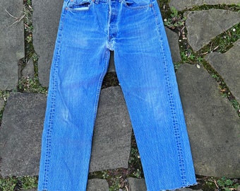 Jean Levi's 501 boutons vintage 30 x 25 (33 x 33) en denim 100 % coton. L'ourlet a été coupé. Superbes 501. Capri ? culotte ? Un short ?