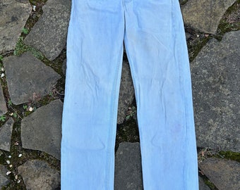 vintage Levi's 501 29,5x32 (étiquette 32x34) jean en denim 100% coton. Braguette boutonnée emblématique. Fabriqué au Canada. Onglet rouge. Pas de patch arrière. Taché, fané.