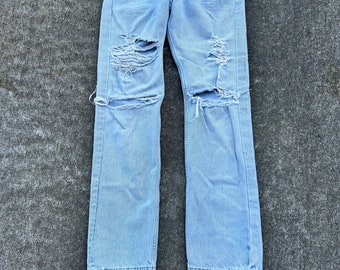 Vintage Levi's 501 Knopfleiste 29 x 30 (Etikett 31 x 32), Denim-Jeans aus 100 % Baumwolle. Hergestellt in Guatemala 11/2001. Abgenutzt und verblasst. Löcher und Risse.