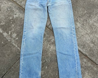 Vintage Levi's 501 34x33,5 (Etikett 34x34) Denim-Jeans mit Knopfleiste aus 100 % Baumwolle. Hergestellt in den USA 12/1997. Leichte Waschung und verblasst. Schritt wie genäht