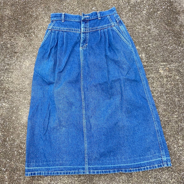 Vintage Lee 100% cotton denim skirt. Waist 14 hips 20 hem 27 length 37. Zipper fly. 2 hand pockets. Pleated. Made in the USA.