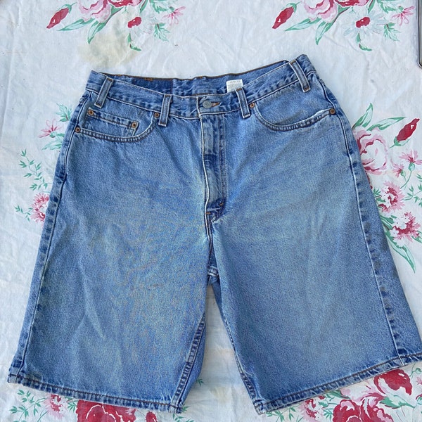 Vintage Levi’s 32 waist 550 relaxed denim shorts. Soft. Some stains. One hole in the rear and smaller one on leg. Made in the USA!!