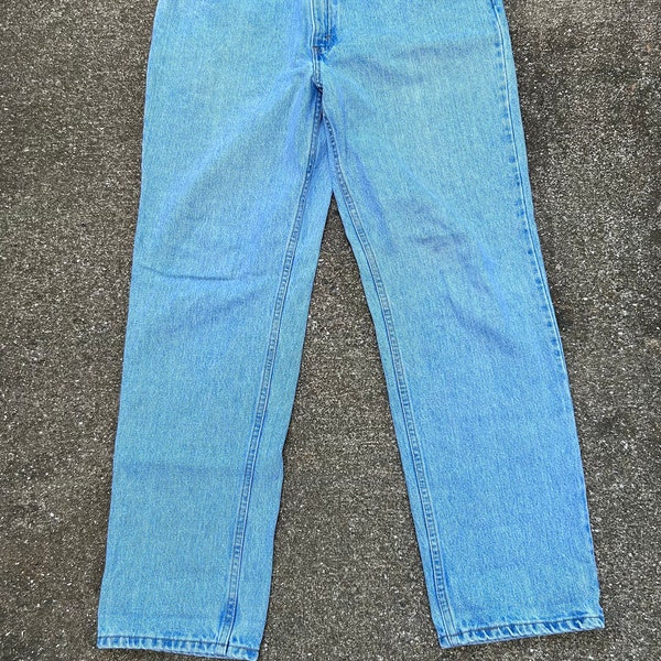 Vintage womens straight leg slim fit Levi’s 512 34x30 100% cotton denim jeans. Light wash. Zipper fly. Made in Mexico.  Lovely condition.