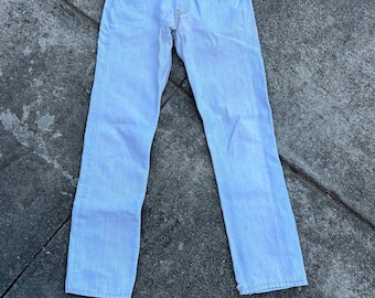 Vintage 90er Levi's 501 26x28 (Etikett 28x34) Knopfleiste aus 100 % Baumwoll-Denim. Hergestellt in den USA 03/1995. Leichte Waschung. Stark verblasst. Verzweifelt.