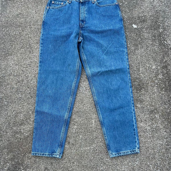 Vintage Levi’s 512 slim fit tapered leg 30x28(tag 12M) 100% cotton denim jeans. Made In Mexico 12/2000. Back patch missing. Great condition