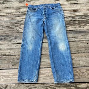 Vaqueros Levi's vintage de los años 90 con botones, 34 x 29 (etiqueta 38 x 32), 100 % algodón, fabricados en EE. UU., diciembre de 1990, descoloridos y muy suaves. Marca de billetera Whiskers