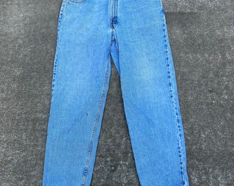 Jeans Levi’s 550 de corte relajado, de mezclilla azul descolorida con etiqueta roja vintage. 36 x 31 (la etiqueta dice 38 x 32) fabricados en México en julio de 2000. Suaves y bien desgastados.