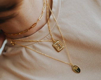 Conjunto de 3 collares en capas de oro de 18 quilates. Collar con inicial y flor de nacimiento. Regalo para mamá. Delicado conjunto en capas para el Día de la Madre.