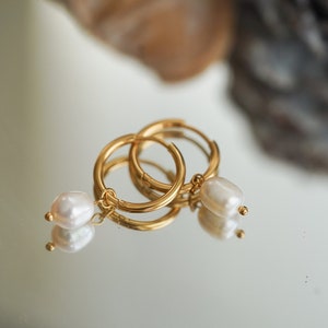 Gold Pearl Earrings • Pearl Huggies • Pearl Drop Earrings • Pearl Dangle Earrings • Bridesmaids Earrings • Christmas Gift • Minimalist Gift
