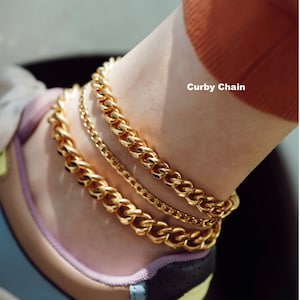 Curby Cuban Chain anklet on model