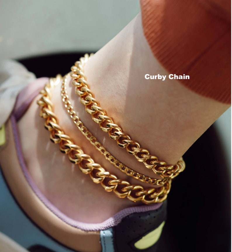 Curby Cuban Chain anklet on model