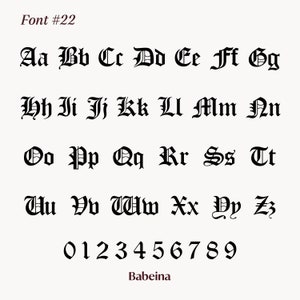 K&ouml;nnte beinhalten: Schriftart #22 in schwarzem gotischen Stil. Das Alphabet wird in Gro&szlig;buchstaben angezeigt, gefolgt von den Zahlen 0 bis 9.