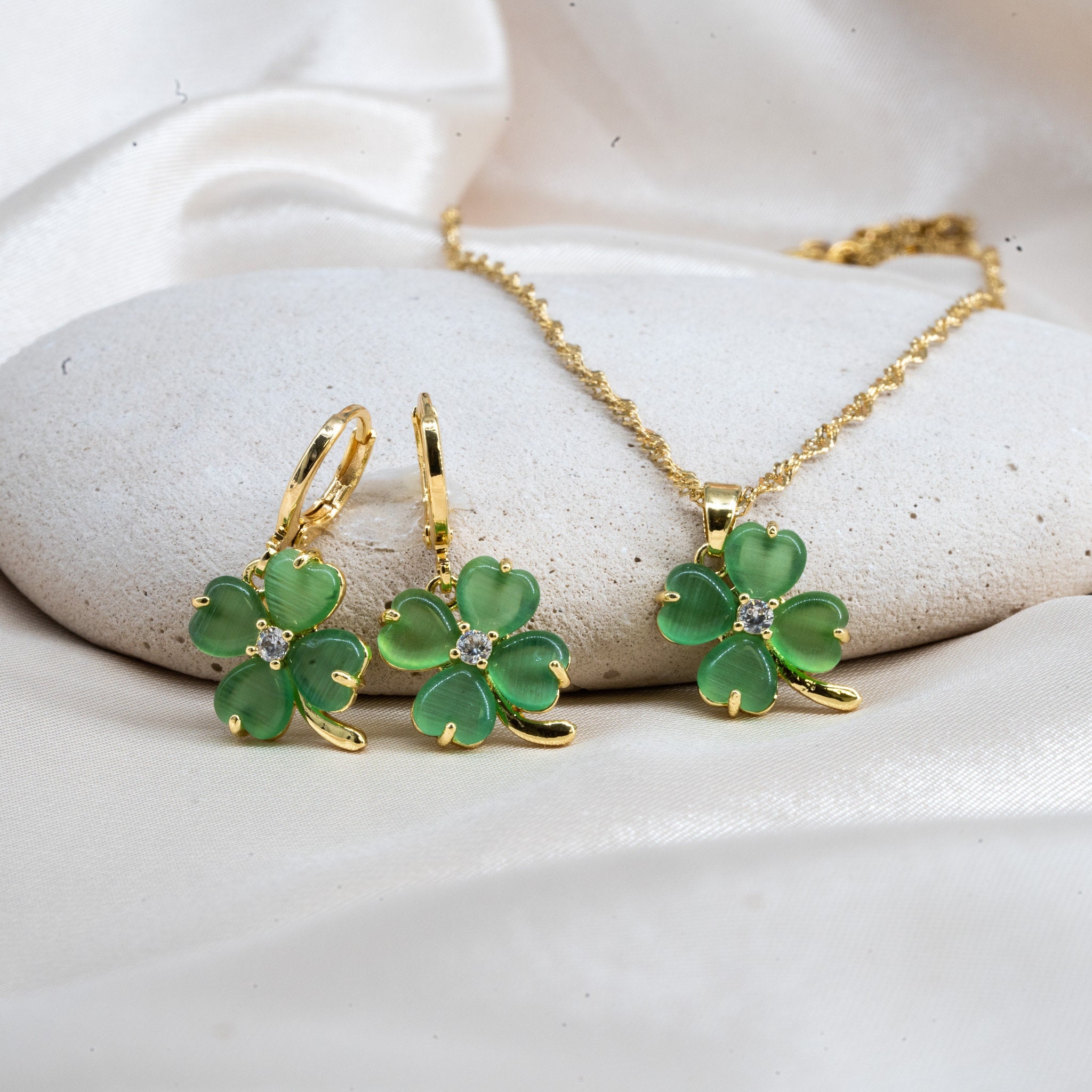 Jade clover necklace deals