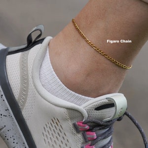 Figaro Chain anklet on model