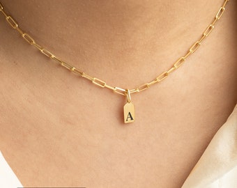 Collar con inicial diminuta en oro de 14 quilates de Babeina. Colgante con letra grabada personalizada en cadena delicada. Regalo de Navidad. Nombre con varias etiquetas.