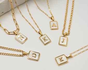 Collar con inicial de nácar dorado, collar con inicial, collar con letra, regalo para el Día de la Madre, collar impermeable, regalo para mamá, dije con inicial