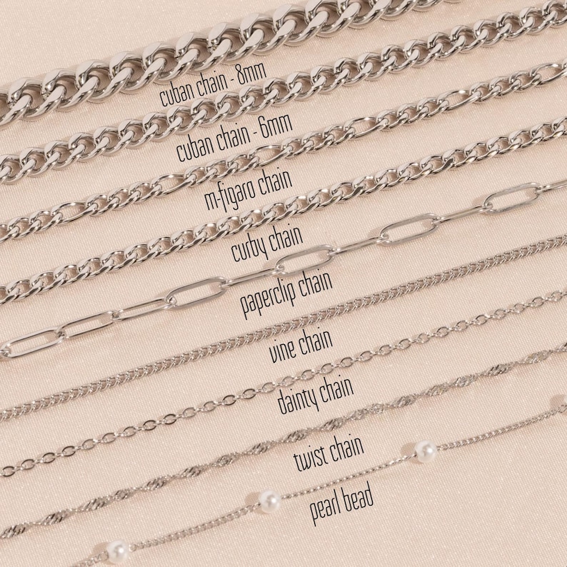 Op de afbeelding: Een close-up van tien verschillende zilveren kettingen, waaronder een kubaanse ketting, een m-figaro ketting, een curby ketting, een paperclip ketting, een wijnstok ketting, een delicate ketting, een gedraaide ketting en een parelketting. De kettingen zijn gelabeld met hun namen.