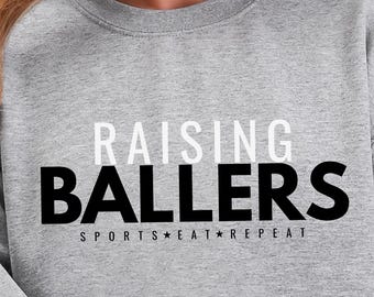 Pull ras du cou personnalisé pour maman sportive, sweatshirt Raising Ballers, manche avec noms personnalisés, cadeau maman sportive, chemise maman football baseball basketball