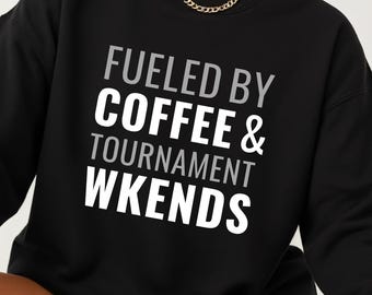 Sweat-shirt Fueled By Coffee et le week-end de tournoi, col rond pour maman sportive, sweat-shirt de week-end de tournoi, cadeau de voyage pour maman sportive, parent sportif