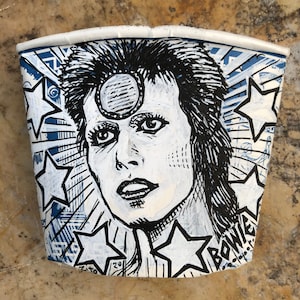 Pintura de retrato de David Bowie em uma xícara de café da cidade de Nova York - Único Funky Hip Legal Retrato incomum Desenho Retratos de músicos de arte de estrela do rock