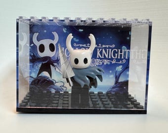 Minifigura personalizada de Hollow Knight con expositor personalizado incluido.