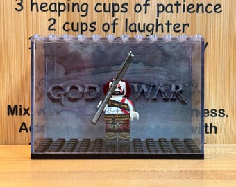 Minifigura personalizada de Kratos de God of War con expositor personalizado incluido.
