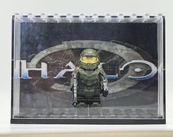 Minifigura personalizada de Halo con expositor personalizado incluido.
