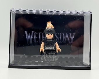 Minifigura personalizada de Wednesday Adams con expositor personalizado incluido.