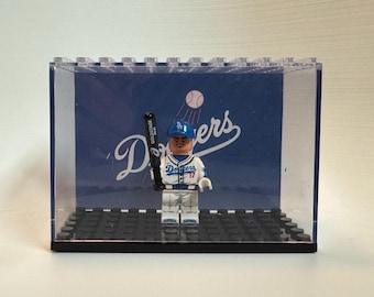 Minifigura personalizada de Shohei Ohtani de los Dodgers con expositor personalizado incluido.