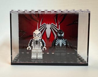 Minifiguras personalizadas del videojuego de Spider-Man con expositor personalizado incluido.