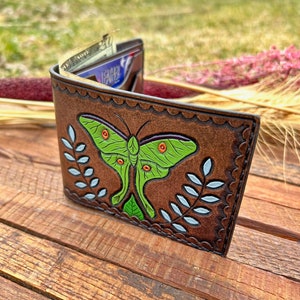 Cartera de cuero Luna Moth, billetera hecha a mano, billetera plegable de cuero, cuero de grano completo, cosida y pintada a mano, arte de polilla, personalizada