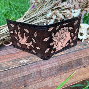 Cartera de cuero estilo tatuaje tradicional americano, billetera hecha a mano, billetera plegable de cuero, cuero de grano completo, cosida a mano y tallada a mano.