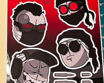 Puede incluir: Una hoja de pegatinas "Madness Combat" con cuatro diseños de personajes en blanco y negro, detalles en rojo y diversos tocados. También incluye imágenes de balas. El texto "Madness Combat Stickers" está en la parte superior.