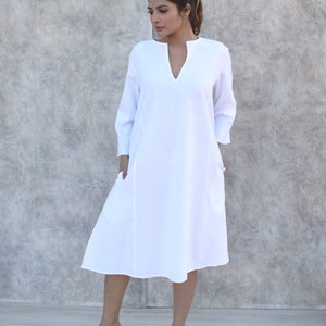 Weißes Leinenkleid, gerades Kleid aus Leinen, Kleid mit geteiltem Ausschnitt, lose Kleidung, Leinen Tunika Kleid, Leinen Midi Kleid, Leinen Sommerkleid
