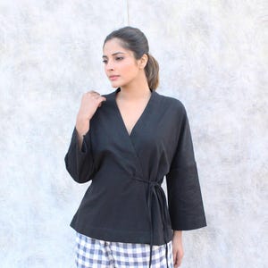 Top avvolgente in kimono di lino, top in lino nero, camicetta ampia in lino, camicetta vittoriana, top copricostume, adatto all'allattamento