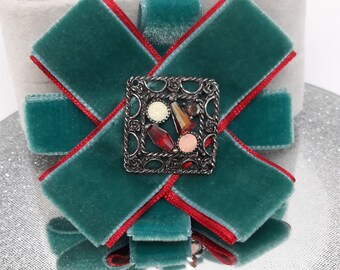 Green velvet ribbon brooch Womens bow tie