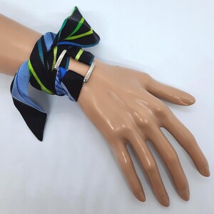Bracciale avvolgente in seta italiana testurizzata: nastro per sciarpa nero, blu e verde