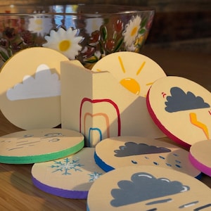 Handmålade väderskivor i trä – Montessori-lärresurs (8-pack)