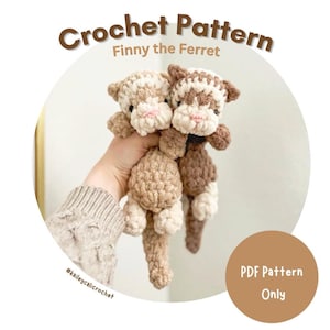 Puede incluir: Dos peluches de hurón tejidos a ganchillo, uno en beige claro y otro en marrón oscuro, con orejas pequeñas, ojos negros y nariz rosa. La imagen incluye el texto Crochet Pattern Finny the Ferret, #kaileycalicrochet y PDF Pattern Only.