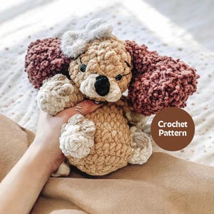 Padrão de crochê Pearl the Pup | Padrão de amigurumi de crochê de costura baixa, Padrão de cachorrinho, Padrão de pelúcia de crochê fofo, Brinquedo de crochê para berçário