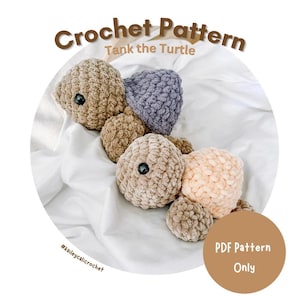 Peut inclure: Deux tortues en crochet avec des yeux en plastique noir. L'une a une tête et des membres beige avec une carapace violette, l'autre a une tête et des membres beige avec une carapace pêche clair. Texte : Crochet Pattern Tank the Turtle, #kaileycalicrochet, PDF Pattern Only.