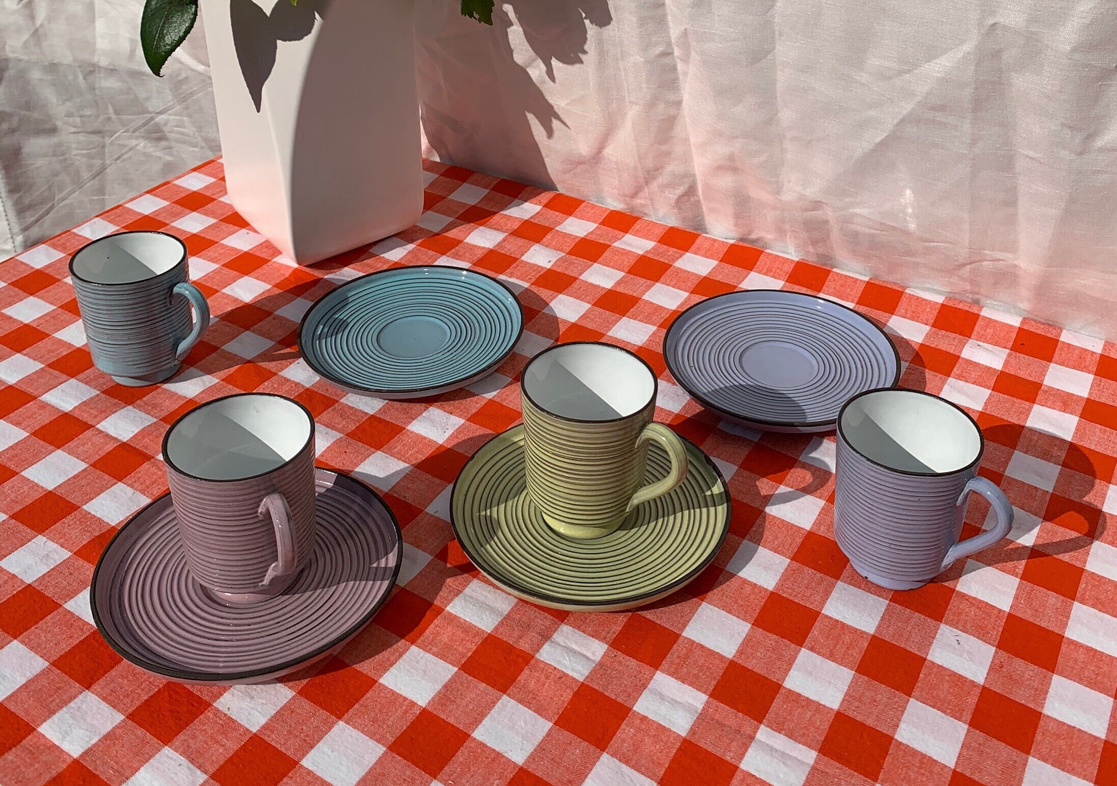 Set 4 Tazze Da Caff&egrave; In Gres Con Piattini - 320ml, Design Elegante, Colori Pastello, Collezione Luxe