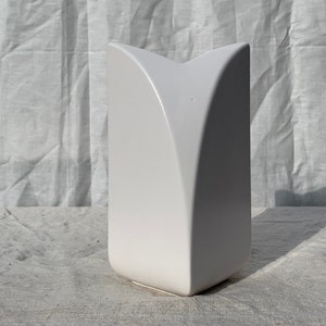 Vintage 80s White Sculptural Minimalist Ceramic Vase | Art Deco 80s Style Vase | Postmodern Interior Style Vase