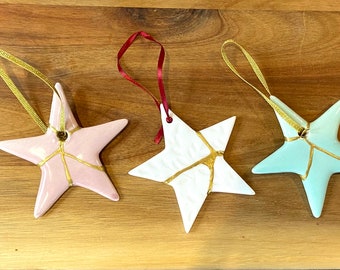 Kintsugi - unik trio av juldekorationer - begränsad upplaga Stjärnor: Grön/vit/rosa inkl presentaskar - alla sidor av kintsugi.