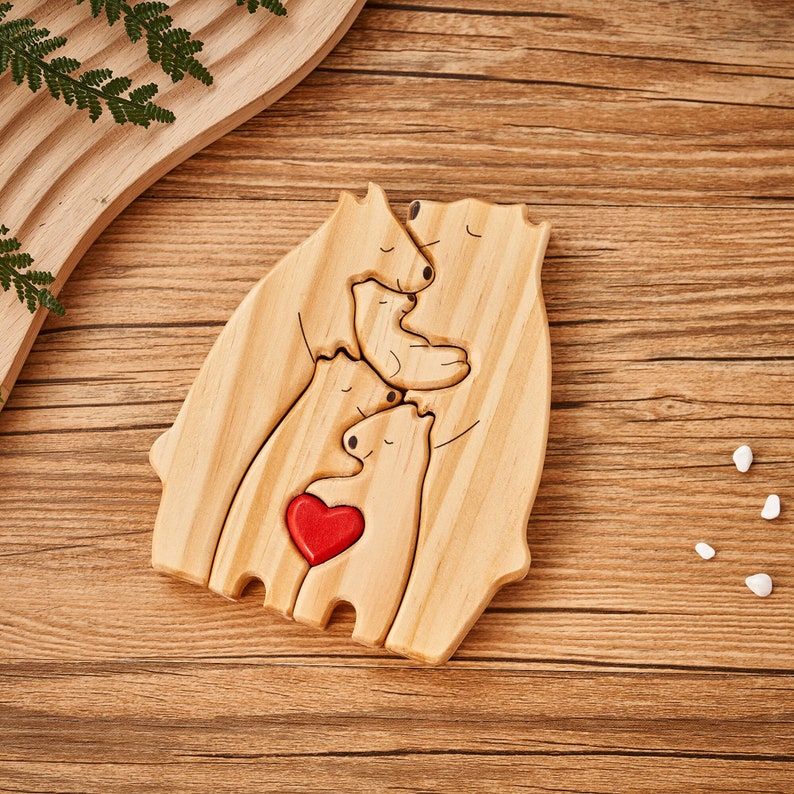Puede incluir: Puzzle de madera de una familia de osos con un coraz&oacute;n rojo en el centro. Los osos est&aacute;n tallados en una pose de abrazo, simbolizando el amor familiar.
