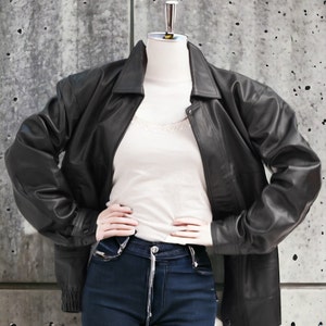 Blouson aviateur en cuir fait main surdimensionné des années 90 de style vintage pour femme | Blouson moto en cuir véritable noir surdimensionné pour femme