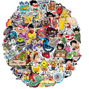 Könnte beinhalten: Eine bunte Sammlung von Aufklebern mit verschiedenen Comicfiguren, darunter Pikachu, ein grüner Außerirdischer, ein roter Teufel und ein Charakter aus der Anime-Serie One Piece. Die Aufkleber sind kreisförmig angeordnet und enthalten Texte wie "Pizza Planet", "Duck Off" und "Vans Off The Wall".