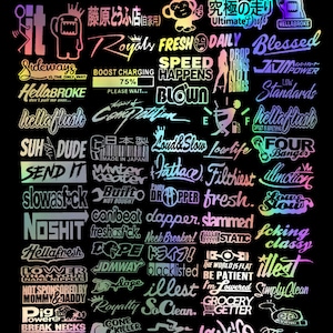Puede incluir: Una colección de pegatinas coloridas e iridiscentes con varias frases y diseños. Las pegatinas presentan una mezcla de texto japonés e inglés, incluyendo "Sideways", "Hellabroke", "Fresh", "Blessed", "Speed Happens", "Lowlife", "Dopest", "I'm Lowered", "So Clean" y "Flawless".