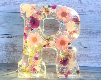 Letras de resina de flores prensadas / Letras iluminadas independientes para estante / Regalo de cumpleaños hecho a mano / Letras personalizadas grandes de 6" A-Z