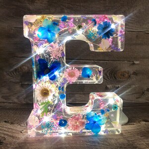 Lettres en résine de fleurs pressées / Lettres lumineuses autoportantes pour étagère / Cadeau d'anniversaire fait main / Grandes lettres personnalisées de A à Z de 15 cm 6 po. image 6